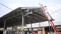 Sudin PE juga turun untuk menertibkan pasokan listrik di pasar ini.