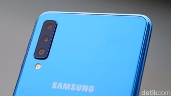 Sensor pertama di kamera Galaxy A7 (2018) adalah lensa reguler dengan resolusi 24MP dan bukaan f/1.7. Kemudian kamera dengan ultra-wide 120 derajat dengan resolusi 8MP. Terakhir kamera 5MP dengan depth sensor untuk mengatur efek bokeh. Foto: Muhammad Ridho