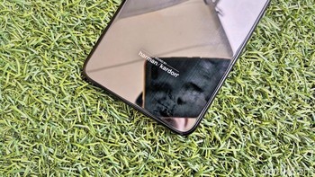 Tampak logo Harman Kardon terlihat jelas di belakang. Foto: Fino Yurio Kristo