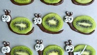 Buah kiwi bisa jadi cangkang siput. Lagi-lagi seniman ini mengandalkan cokelat sebagai bahan tambahannya. Foto: instagram @foodbites