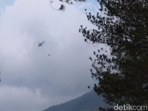 Helikopter Lakukan Pemadaman Kebakaran Merbabu dari Udara