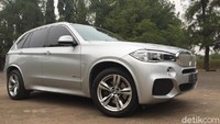 Tak perlu lagi untuk menginjak pedal gas dalam-dalam, apalagi saat mode sport diaktifkan. Sebab, respon dari motor elektrik di dalam X5 plug-in-hybrid sangat berkerja optimal.