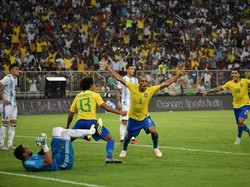 Brasil pada akhirnya memecah kebuntuan di masa injury time. Dari sepak pojok, umpan lambung Neymar disambar sunduklan Miranda. Gol tersebut pun jadi pembeda di laga Superclasico ini. (Foto: STR / AFP)