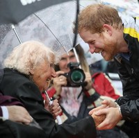 Di 2017, Daphne kembali bertemu Pangeran Harry walau di tengah hujan kala itu. Sang Pangeran rela tidak pakai payung dan kebahasan demi menemui Daphne. Foto: Dok. Getty Images