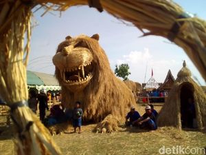 Kreatif! Jerami Ini Disulap Jadi Aneka Patung Binatang Purba