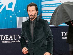 Pesawat Mendarat Darurat, Aksi Keanu Reeves Bantu Penumpang Jadi Sorotan