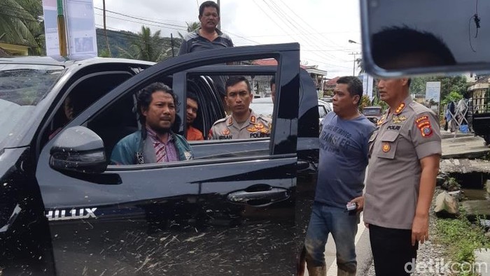 Mobil Kadis di Mandailing Natal Diterjang Banjir Bandang