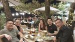 Cantiknya Olla Ramlan Saat Makan Bakmi Bareng Suami