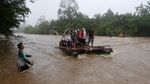 Jembatan Rusak Akibat Banjir, Anak-anak Sekolah dengan Getek