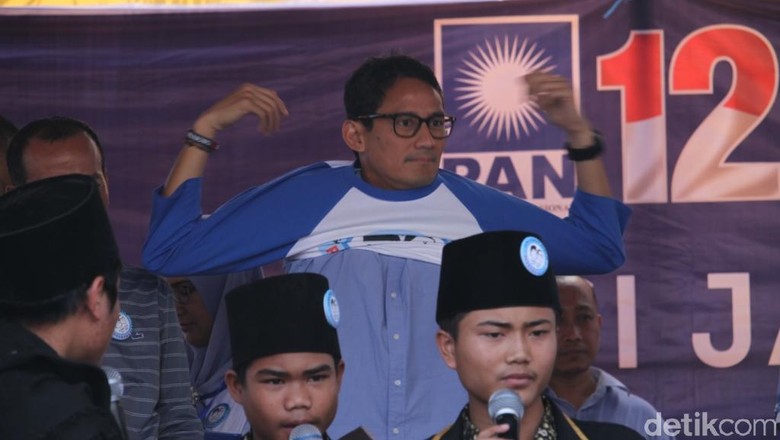 Warga Sumedang Histeris Lihat Sandi  Pakai Baju  di Panggung