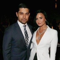 Demi Lovato dan Wilmer Valderrama beberapa kali putus-nyambung dari 2010 hingga 2016. Pada 2017, keduanya benar-benar putus namun mengaku masih peduli satu sama lain. Foto: Getty Images