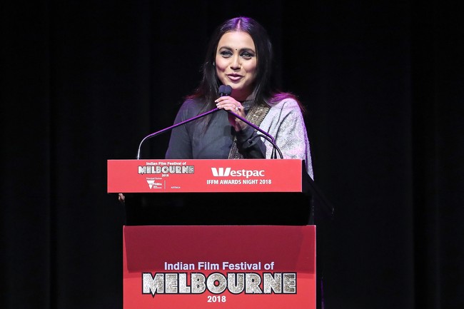 Bagaimana menurutmu dengan penampilan Rani Mukerji di acara Indian Film Festival of Melbourne 2018 ini? Foto: Getty Image