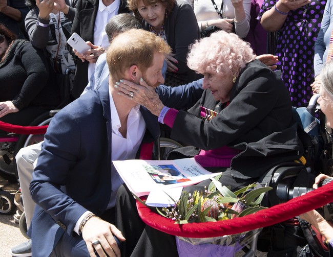 Daphne Dunne adalah penggemar berat Pangeran Harry dari Australia. Meski usianya sudah 98 tahun, Daphne tetap semangat menunggu sang Pangeran dan Meghan Markle untuk menyapa di antara para kerumunan. Foto: Dok. Getty Images