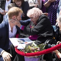 Daphne Dunne adalah penggemar berat Pangeran Harry dari Australia. Meski usianya sudah 98 tahun, Daphne tetap semangat menunggu sang Pangeran dan Meghan Markle untuk menyapa di antara para kerumunan. Foto: Dok. Getty Images