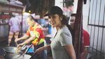 Cantiknya Olla Ramlan Saat Makan Bakmi Bareng Suami