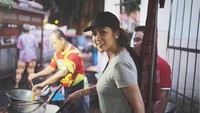 Wah, tak hanya menunggu bareng suami tercinta, Olla juga sempat membantu para pekerja dalam menyajikan bakmi. Ekspresinya senang banget, nih. Foto: Instagram ollaramlanaufar