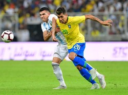 Brasil menghadapi Argentina di King Abdullah Sports City, Jeddah, Rabu (17/10/2018) dinihari WIB. Selepas kick-off, Brasil langsung mengambil inisiatif menekan rivalnya sesama Amerika Selatan tersebut. (Foto: Waleed Ali/REUTERS)