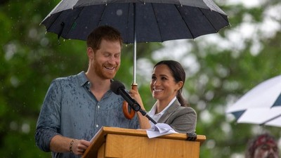 Foto: Saat Meghan Markle Payungi Pangeran Harry, So Sweet!