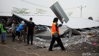 Pasar yang menjual berbagai keperluan seperti sayur, pakaian dll tersebut berdiri di lahan pemerintah Jakarta Barat.