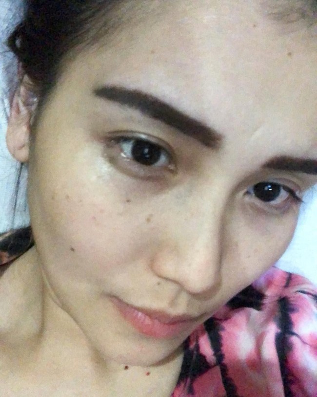 Ayu Ting Ting memamerkan wajahnya secara close-up saat berpose selfie untuk mengucapkan selamat malam pada para followers-nya di Instagram. Wajah Ayu terlihat mulus dan dihiasi beberapa freckles (bintik kecokelatan). Foto: Instagram @ayutingting92