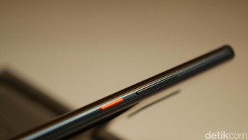 Huawei membedakan warna antara tombol volume dan power. Foto: detikINET/Anggoro Suryo Jati