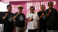 Pembina Nasional Brigade 01 Muhaimin Iskandar didampingi Komandan Nasional Brigade 01 Syaiful Huda dan beberapa pengurus mengacungkan jari telunjuk yang menyimbolkan angka 1.