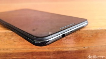 Di bagian atas terlihat colokan earphone standar 3,5 mm. Foto: Fino Yurio Kristo