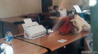 KPK menetapkan sembilan orang tersangka suap perizinan proyek Meikarta. Para tersangka dari jajaran Pemkab Bekasi diduga menerima Rp 7 miliar sebagai bagian dari fee fase pertama yang bernilai total Rp 13 miliar.