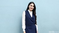 Sandra Dewi saat ditemui usai tampil di acara Brownis di Trans TV pada Selasa (16/10). Pool/Ismail/detikFoto.