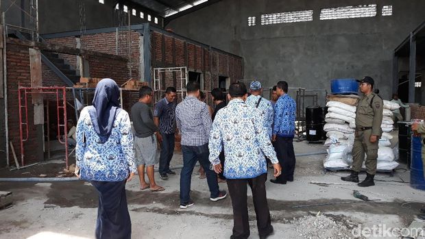 Sidak pabrik cat yang diduga sebabkan air PDAM Surakarta jadi merah darah. 
