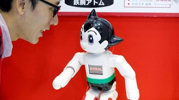 Para pengunjung pun dapat mencoba pengalaman berinteraksi dan mengoperasikan robot-robot yang dipamerkan dalam acara tersebut. Kim Kyung-Hoon/Reuters.
