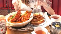  Ada dua lobster dengan porsi besar, dan tumpukan roti panggang yang siap disantap Mabel untuk makan malamnya. Tak ketinggalan secangkir teh hangat. Foto: Instagram @mabel_goo