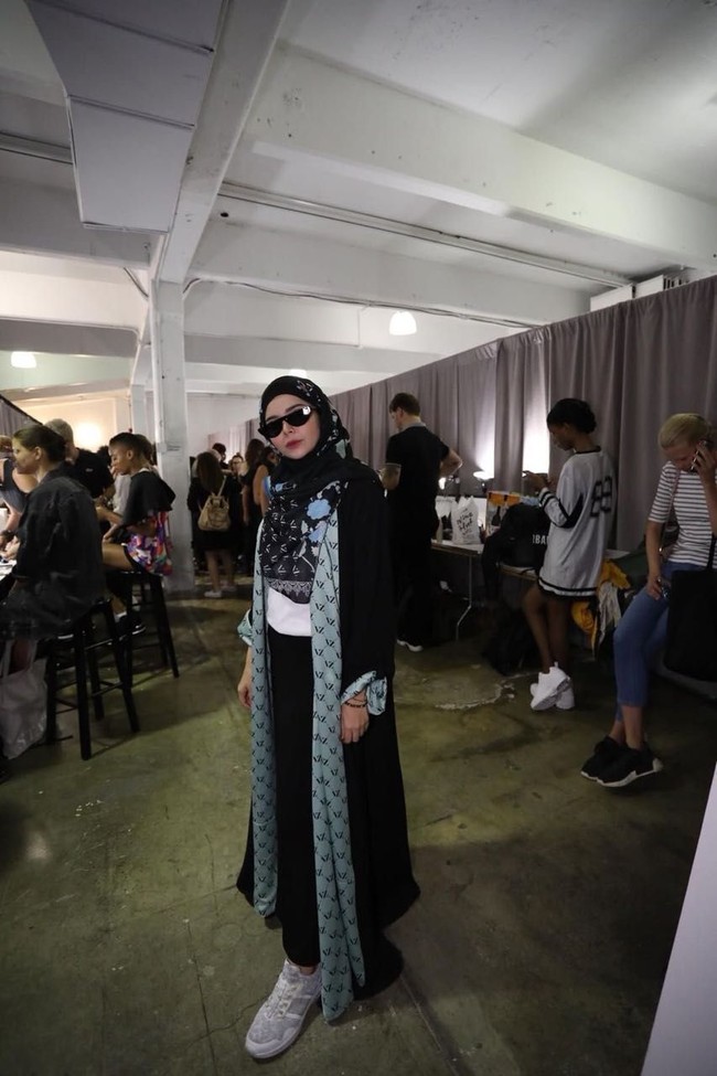 Vivi memadukan abaya tersebut dengan pashmina bercorak. Ia kembali memamerkan monogram labelnya yang memiliki paduan warna khas Marrakech. Foto: Getty Images