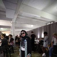 Vivi memadukan abaya tersebut dengan pashmina bercorak. Ia kembali memamerkan monogram labelnya yang memiliki paduan warna khas Marrakech. Foto: Getty Images