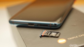 Ini adalah slot NM card, standar kartu memori anyar yang diperkenalkan Huawei bersama peluncuran Mate 20 Pro. Foto: detikINET/Anggoro Suryo Jati