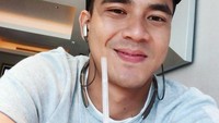 Senyumin aja, tulis Agoeng pada captions fotonya. Manis mana nih senyumnya polisi atau minuman di depannya? Foto: agoeng_pratama93