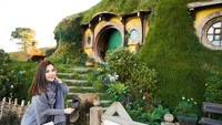 Di sela-sela kesibukannya bertugas sebagai pramugari, Mabel masih punya waktu untuk liburan. Bulan September kemarin, Mabel liburan ke Selandia Baru dan berkunjung ke Hobbiton. (Instagram/@mabel_goo)