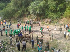 TNI dan Warga Gelar Bersih Sungai di Trenggalek Antisipasi Banjir