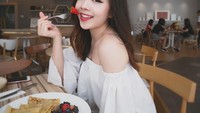 Jika sedang tidak bertugas, Mabel lebih sering mengisi waktu dengan mampir ke kafe untuk menyantap crepes lembut dengan aneka buah segar. Foto: Instagram @mabel_goo