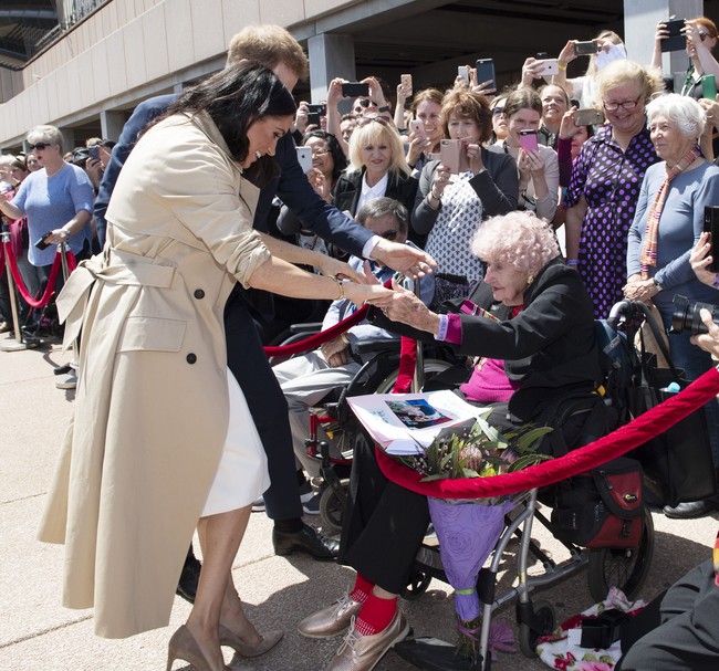 Hallo lagi! Apa kabarmu? sapa Pangeran Harry sambil memeluk Daphne. Keduanya berbincang hangat sampai Meghan datang. Sangat menyenangkan bertemu denganmu. Bolehkah aku mengucapkan selamat? tanyanya. Ya Tuhan, Inikah Daphne? Terimakasih! Waktu yang sangat menyenangkan, jawab Meghan tersenyum lebar. Foto: Dok. Getty Images
