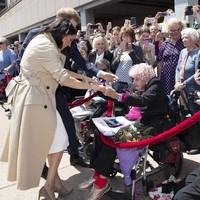 Hallo lagi! Apa kabarmu? sapa Pangeran Harry sambil memeluk Daphne. Keduanya berbincang hangat sampai Meghan datang. Sangat menyenangkan bertemu denganmu. Bolehkah aku mengucapkan selamat? tanyanya. Ya Tuhan, Inikah Daphne? Terimakasih! Waktu yang sangat menyenangkan, jawab Meghan tersenyum lebar. Foto: Dok. Getty Images