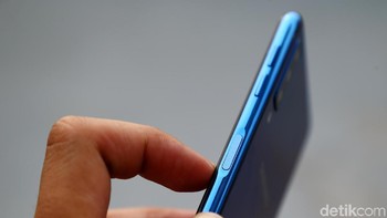 Sedangkan pemindai sidik jari Galaxy A7 berada di sisi casing sebelah kanan. Foto: Muhammad Ridho
