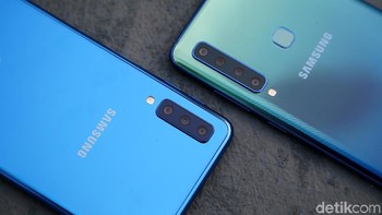 Baik Galaxy A7 sama A9 susunan kameranya vertikal alias tegak. Foto: Muhammad Ridho