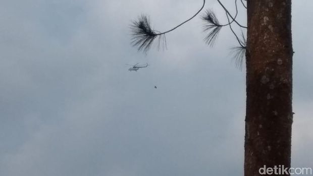 Helikopter Lakukan Pemadaman Kebakaran Merbabu dari Udara