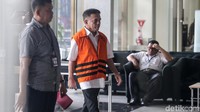Irwandi ditetapkan KPK sebagai tersangka suap. Dia diduga menerima duit suap Rp 500 juta dari Bupati Bener Meriah nonaktif Ahmadi.