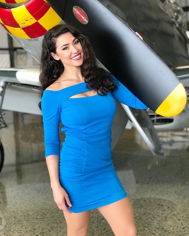 Inilah foto Kelsey bersama mobilnya. Saat penembakan berlangsung, mobil yang dikenadari Kelsey langsung oleng dan menabrak mobil lainnya. Foto: Instagram (@ kelsomq)