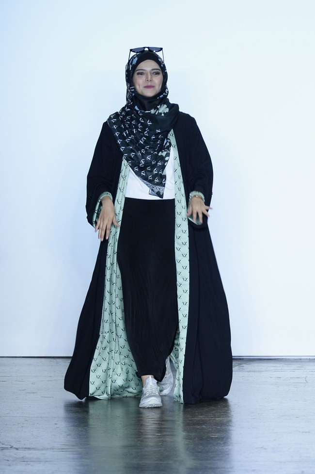 Meski sering memakai abaya, tak berarti Vivi tidak bisa tampil menawan saat menghadiri ajang fashion dunia. Tiga kali pamer karya di New York Fashion Week, ia selalu tampil memukau. Foto: Getty Images