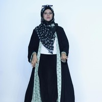 Meski sering memakai abaya, tak berarti Vivi tidak bisa tampil menawan saat menghadiri ajang fashion dunia. Tiga kali pamer karya di New York Fashion Week, ia selalu tampil memukau. Foto: Getty Images