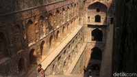 Wisatawan mengunjungi sumur bertingkat bernama Agrasen Ki Baoli, New Delhi, India, Selasa (16/10/2018).