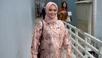 Sheza Idris saat ditemui usai tampil di acara Rumpi: No Secret di Trans TV, Kapten Tendean, Jakarta Selatan pada Selasa (16/10). Pool/Noel/detikFoto.